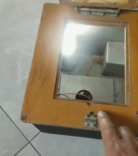 出售一台老式海欧黑白相机，晒片箱，灯光正常...