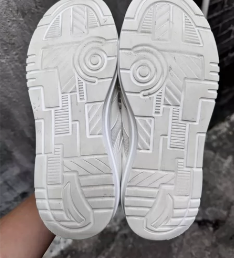 出售一双今年4月份在京东自营买的安踏休闲，...