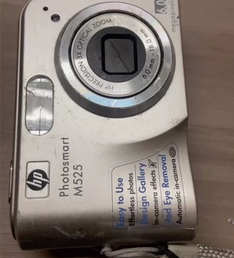 惠普M525机，电池盖完整，电池仓腐蚀，不...