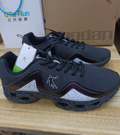 乔丹 44.5码运动鞋,全皮面全新正品,...