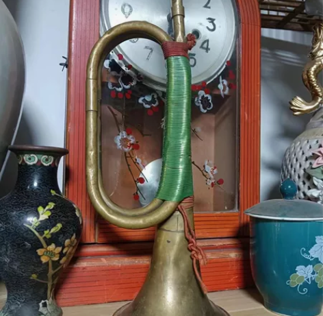 下乡收到一个老冲锋号，高度32.5。品相如...