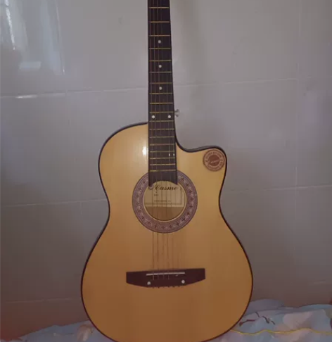 入手一年的吉他没弹过几乎是全新的，搬家有点...