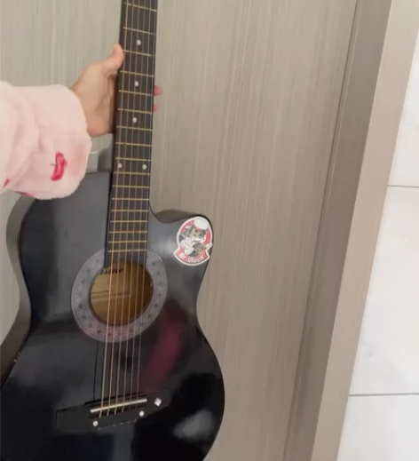 吉他九九新 买来没怎么用过闲置 学不会转让...