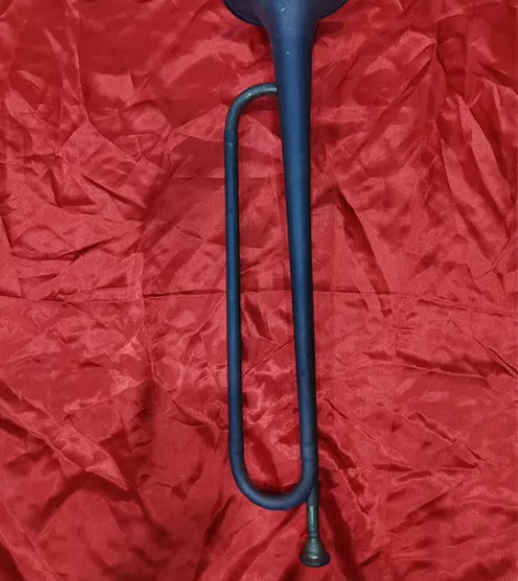 老纯铜军号，自己收藏多年，大军号。品相如图...