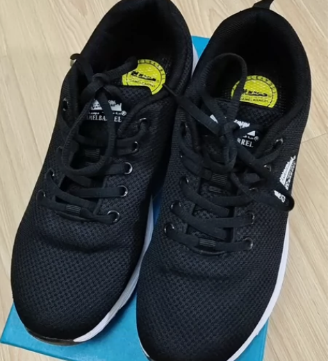 女运动鞋，骆驼牌，黑色，99成新，只试穿过...