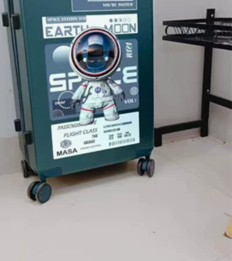 闲置两个放在家里的备用行李箱 当时在专卖店...