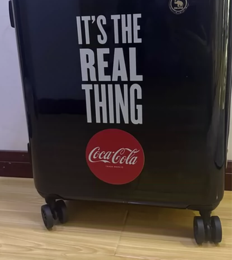 可口可乐Logo爱华仕行李箱。 标价就是售...