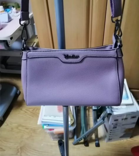 单肩包，没背几回，紫色。里面全新。 感兴趣...