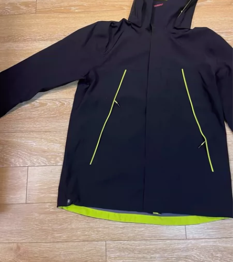 迪卡侬冲锋衣 官方店购入， 穿次数不多，防...