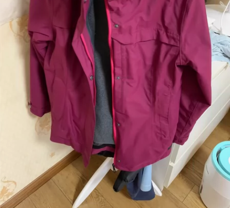 迪卡侬冲锋衣玫红色抓绒内胆，女L码，几乎全...