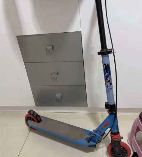 迪卡侬滑板车质量很好，就是放久了有点灰，买...