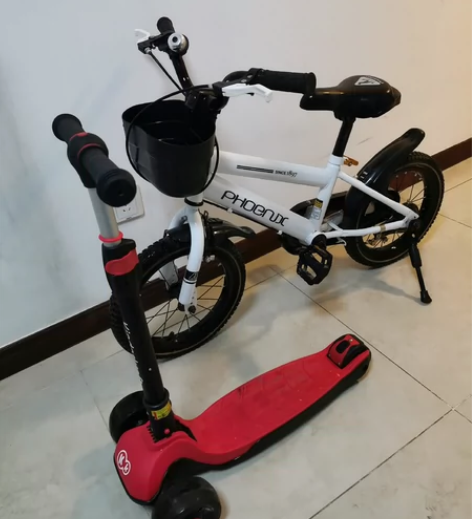 凤凰牌自行车一辆，适合2-6岁，辅助轮还在...