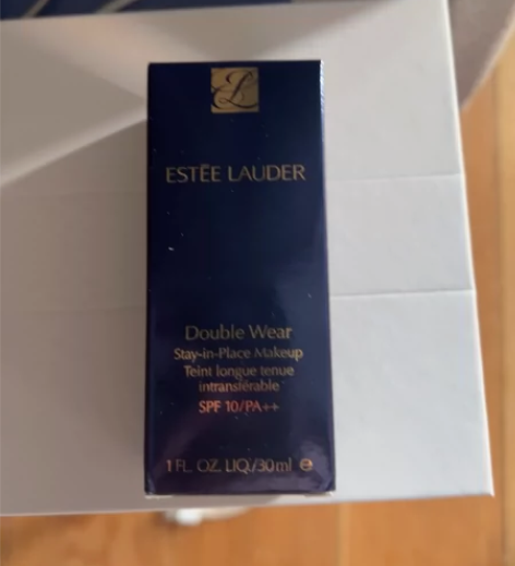 雅诗兰黛全新沁水粉底液防晒保湿遮瑕粉底液。...