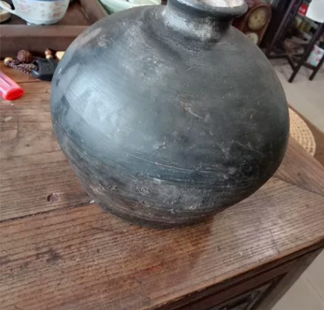 年份久远的老陶瓶，品相一流完整。插花装饰很...