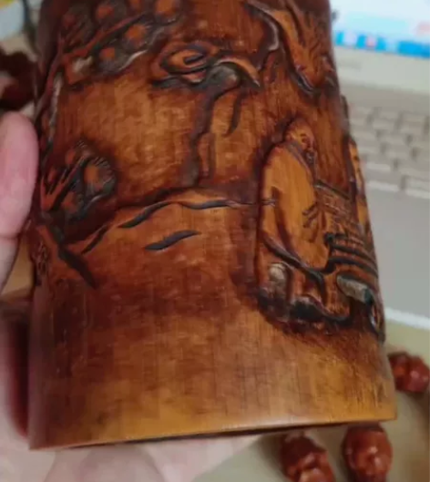 清晚期竹雕松下对弈纹笔筒，口径9.5，高度...