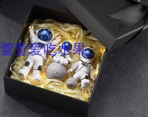 店铺倒闭，清一批宇航员模型汽车摆件5.2元...