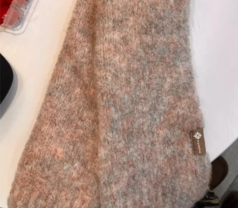 秋冬围巾批发粉蓝米白三色,爽快者再送一件衣...