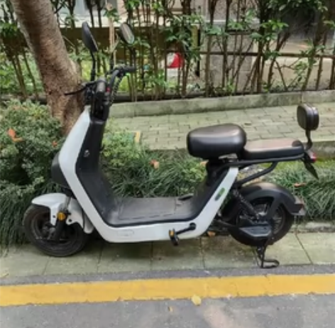 代步小牛电动车，续航 30公里左右，有头盔...