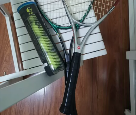 2个网球拍带4个球 感兴趣的话点“我想要”...