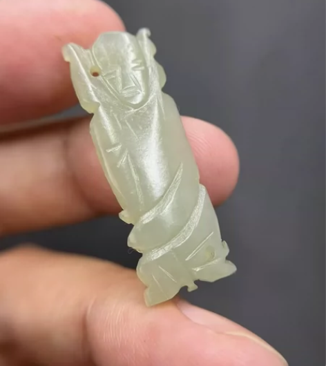 清代和田玉人物帽饰 雕刻人物，简洁犀利，处...