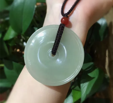 全新纯天然的和田玉怀古大平安扣吊坠，毛衣链...