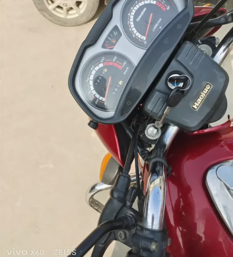 豪爵悦冠摩托车，买时七千多九成新， 感兴趣...