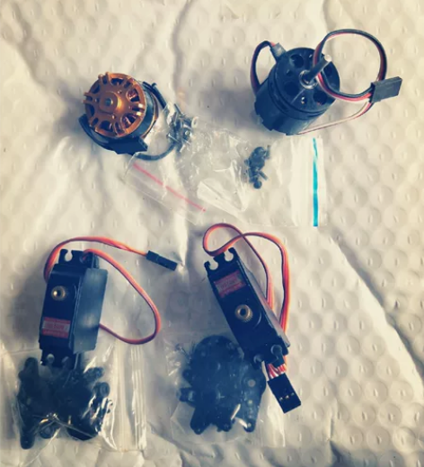 全新未用4个无人机配件舵机和电机各两个 专...