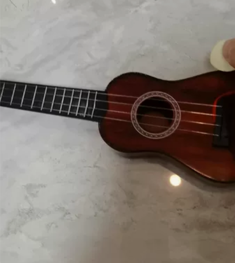 小吉他，长度31厘米，宽9厘米，厚3厘米，...