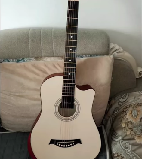 吉他全新出手女朋友自己花900买了一个吉他...