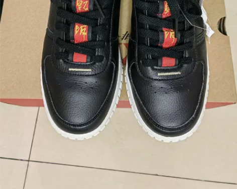 专柜正品特步运动鞋板鞋42码。没穿几次，送...