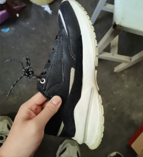出一双特步鞋42码 黑色鞋太多了故出??轻...