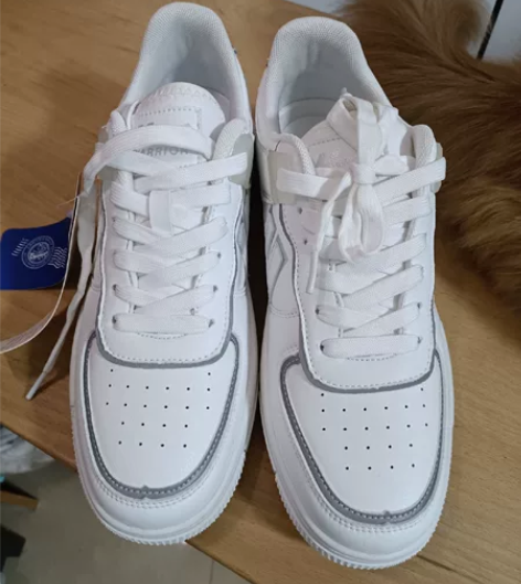 回力男鞋41码，全新。由于鞋盒丢了，鞋底蹭...