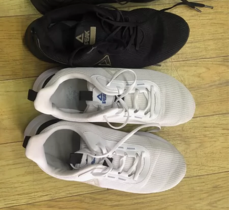 两双匹克 两双都是 43 的脚穿的。白色比...