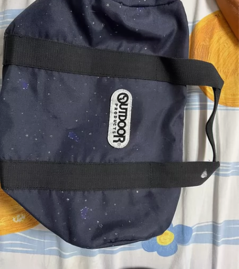 水桶包运动包瑜伽包。使用痕迹明显，防水布耐...