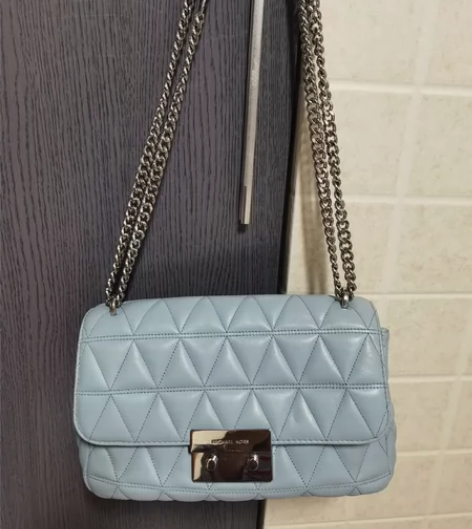 MK天蓝色菱格链条包,小羊皮的自重很轻,专...