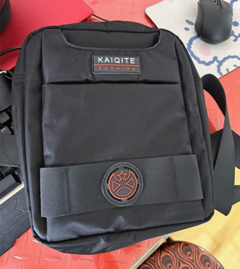 全新斜挎包 男女都能背 全新一次没背过 长...