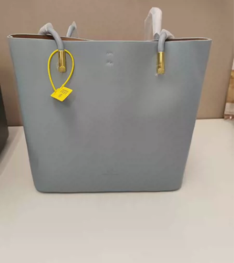 淡蓝色牛皮中号托特包，单肩包，底长大概26...