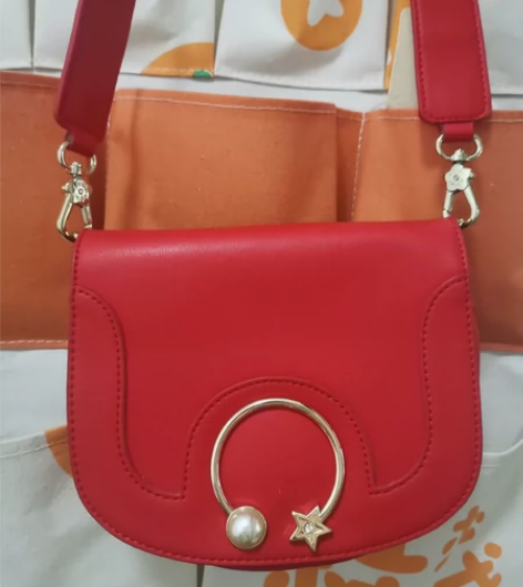 Artmi阿特密包包，单肩包。斜挎包。几乎全新。 正色大红色...