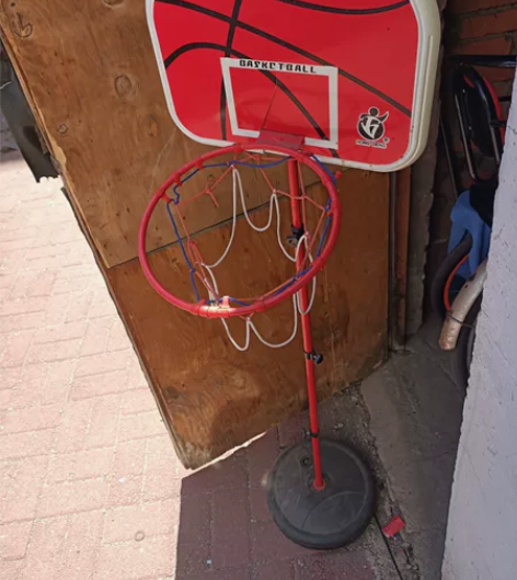 儿童篮球框，能调高度，板的地方有裂口，不耽...