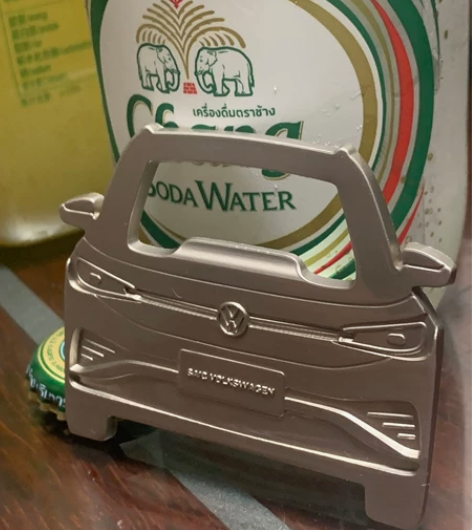 大众汽车开瓶器，背面磁铁可以吸在冰箱上，做...