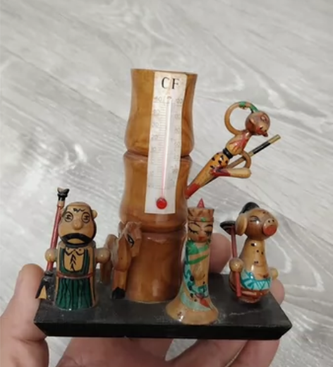 上世纪七十年代实木西游记笔筒温度计摆件全品...