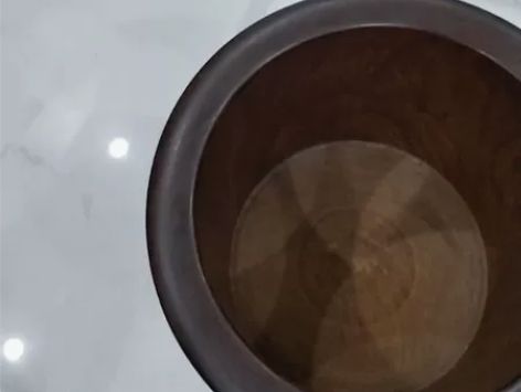 本世纪初，原花梨木加工笔筒，手指那里补的，...