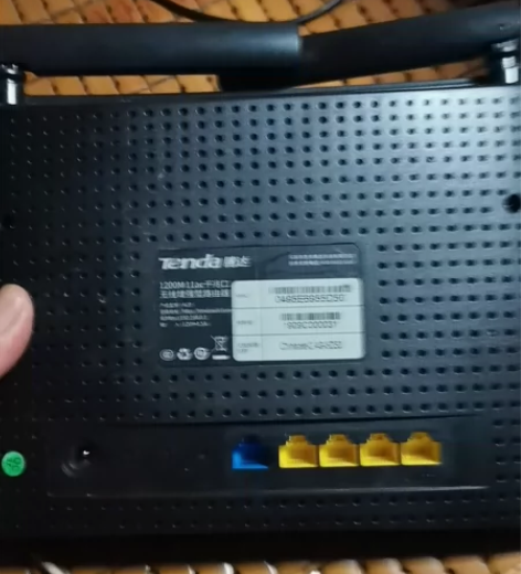 腾达千兆口无线增强路由器.型号AC9 没有...