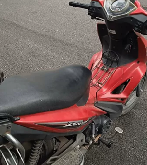 2015年五羊本田凯影125弯梁摩托车,前...