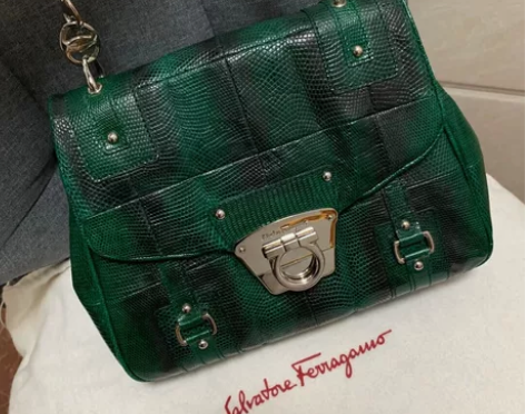 二手正品 Ferragamo蜥蜴皮银链包，...