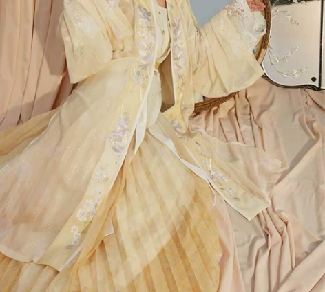 十三余小豆蔻流光记黄色里层xs，全新！ 感...