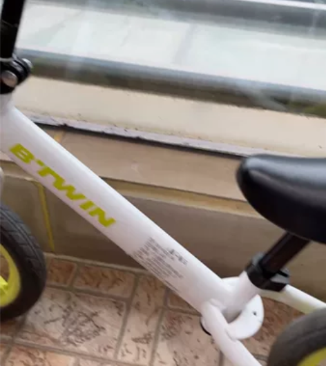 迪卡侬儿童平衡车 适合2-4岁使用 座位边...