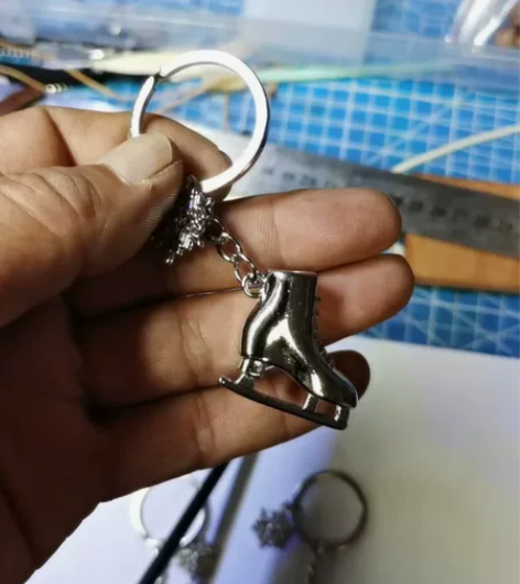 花样冰刀鞋模型钥匙扣，总长9厘米，冰鞋长、...