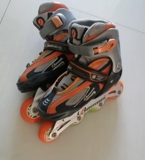 品牌旱冰鞋入手240，水果轮的很好看，鞋带...