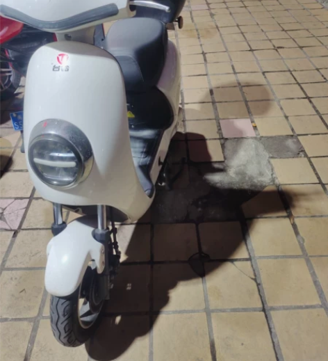 美女一手闲置雅迪电瓶车，今年8月份买的，跑...